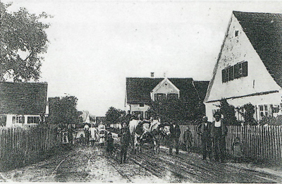 Hauptstraße vor dem ersten Weltkrieg: zwischen den Anwesen Roßmann (links) und Partsch / Herre (rechts) Man beachte den Straßenzustand