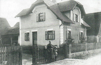 Das anno 1921 erbaute Austragshaus. Großmutter Kreszenz Herre mit den Enkeln Kreszenz und Anton
