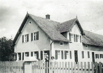 Max Förg sen. mit seiner Schwester Anna vor seinem Haus um 1939