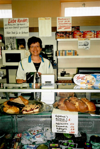 Die Ladenbesitzerin Annelies Maier kurz vor der Ladenschließung 2006