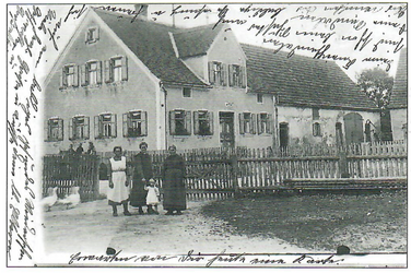 Das Herre-Anwesen 1923 Von li.: (unbekannt), Walburga Herre mit Tochter Kreszenz (verh. Angerer) und Mutter Kreszenz Herre