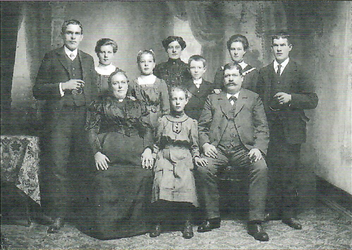 Familie Franz und Josefa Lohmiller 1914 Die Kinder sind (von links) Johann, Josefa, Rosalia, Magdalena, Georg, Anna (verh. Herrmann), Franz jun. und vorne in der Mitte Theresia