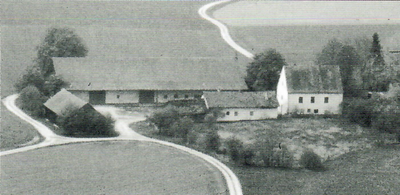 Der Schönenfelderhof 1986 von Norden aus betrachtet.