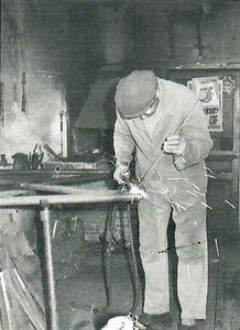 Der Schlossermeister Johann Muninger 1970 in seiner Werkstatt (Donauwörther Str.) beim „Autogen-Schweißen", einer heute nicht mehr gebräuchlichen Methode.
