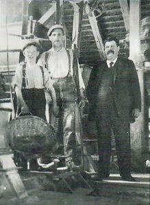 Im Inneren der Eichmühle 1920. Von rechts der Müller Franz Lohmiller mit seinen Söhnen Johann und Georg.