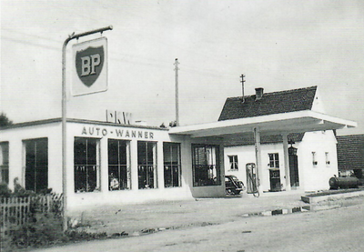 Von 1951 bis 1980 konnte man bei der Firma „Auto-Wanner" (Hauptstr., alte Hausnr. 12) tanken. Das Bild zeigt die neu errichtete BP-Tankstelle.