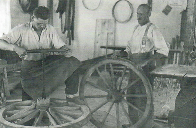 Der Wagnermeister Josef Herrmann in seiner Werkstatt 1937/38 (Bachgasse, alte Hausnr. 31). Links sein Sohn Josef (gefallen 1941), der soeben das Loch für die „Büchse" ausbohrt.