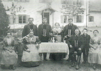 Familie Karolina und Josef Narr von Pessenburgheim in bayerischer Tracht auf dem Schönefelderhof um 1904. Die Kinder sind von links: Anna, Peter, Andreas, Josef, Karolina, Johann , Kaspar und Maria.