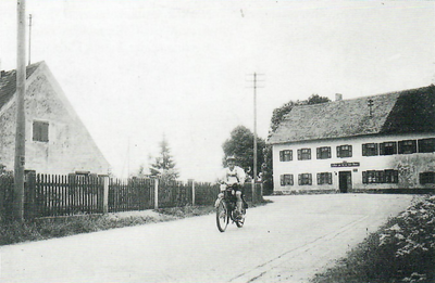 Die Straße für sich hat hier Hans Rott mit seinem Motorrad um 1939. Im Hintergrund die Zollwirtschaft. Gut zu erkennen ist das Straßenpflaster.