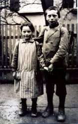 Schulkinder um 1930: Die Geschwister Anna (verh. Mittl) und Josef Graf (später Heimatdichter in Mertingen)